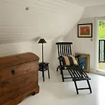Cozy Thatched House At Hove *