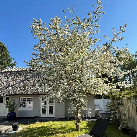 בית נופש Cozy Thatched House At Hove *