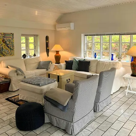 Cozy Thatched House At Hove