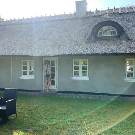 Dom wakacyjny Cozy Thatched House At Hove *
