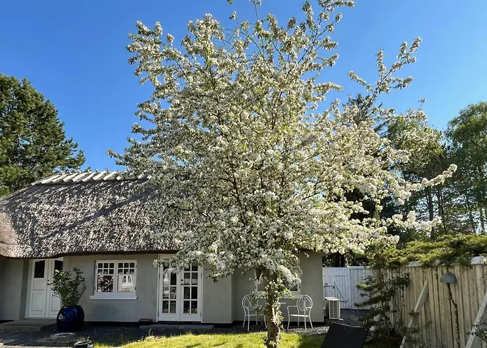 Dom wakacyjny Cozy Thatched House At Hove *