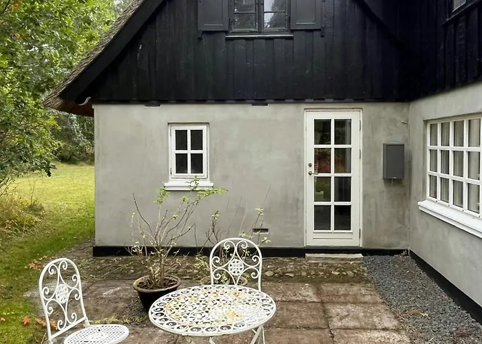 Dom wakacyjny Cozy Thatched House At Hove Vig