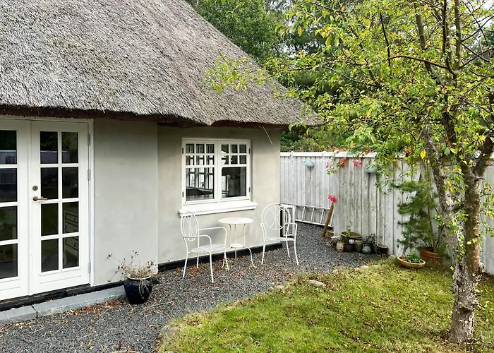 Cozy Thatched House At Hove